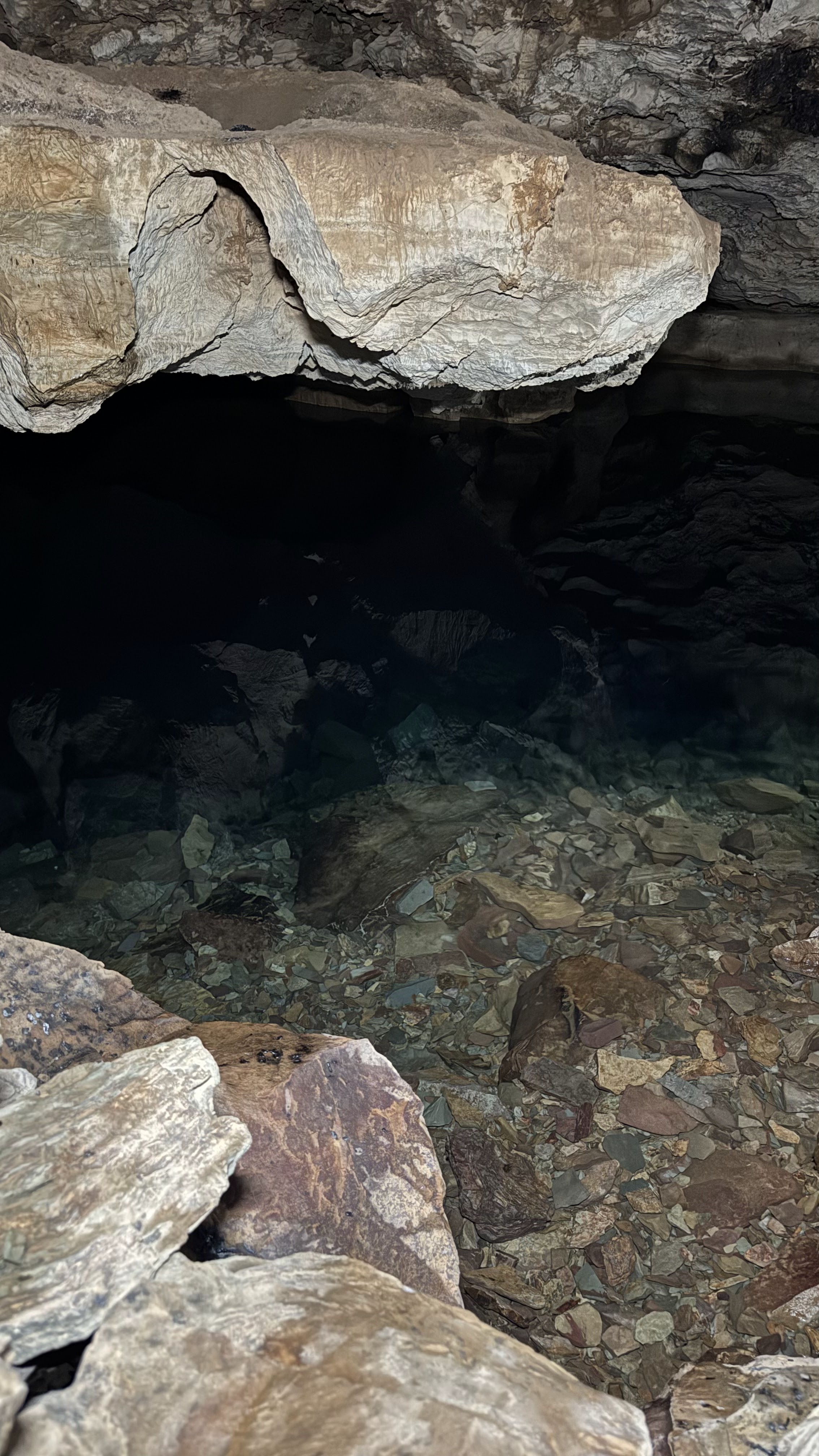 Interior do Buraco das Araras próximo a Formosa